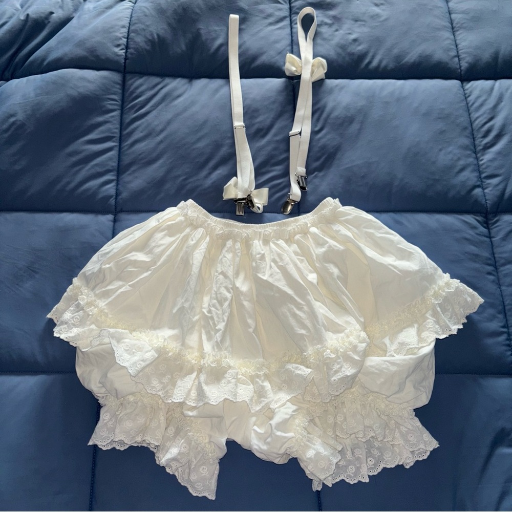 White floral bloomer shorts with bow strap suspenders - Picture 2 of 5